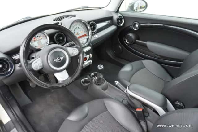 MINI Cooper (2010) thumbnail 5
