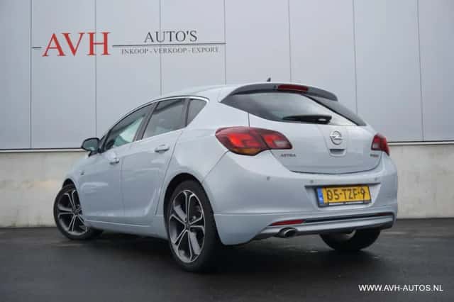 Opel Astra (2012) thumbnail 4