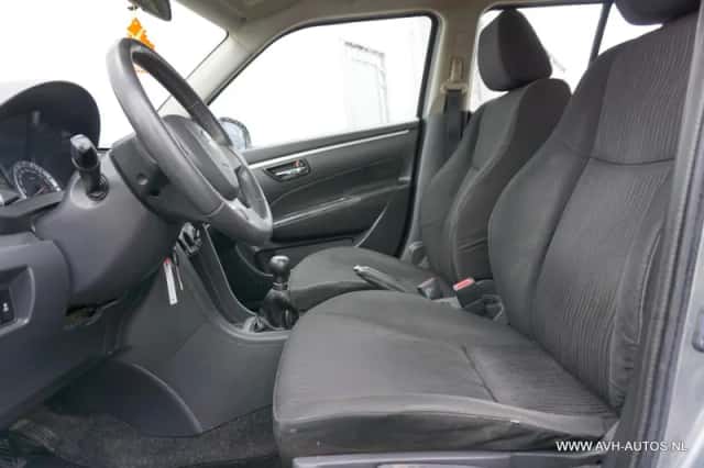 Suzuki Swift (2011) thumbnail 6