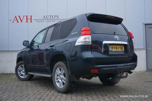 Toyota Land Cruiser (2011) thumbnail 4