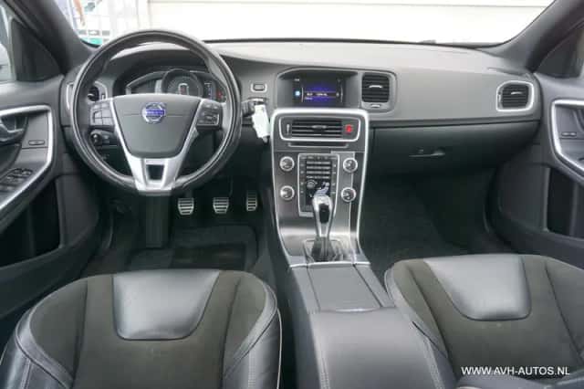 Volvo V60 (2017) thumbnail 5