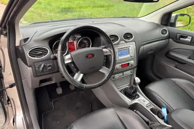 Ford Focus (2010) thumbnail 3