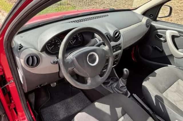 Dacia Sandero (2010) thumbnail 3