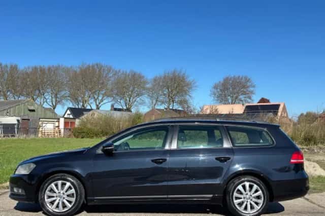 Volkswagen Passat (2012) thumbnail 2