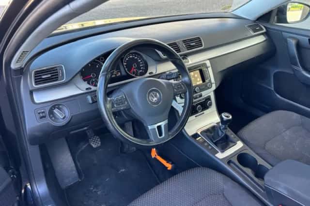 Volkswagen Passat (2012) thumbnail 3