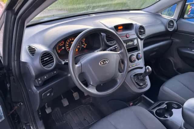 Kia Carens (2010) thumbnail 3