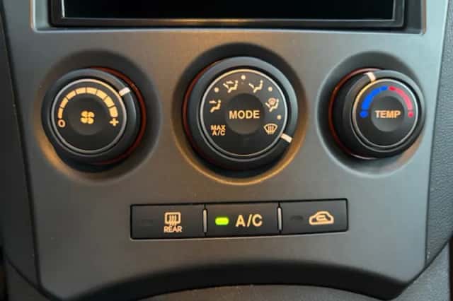 Kia Carens (2010) thumbnail 4