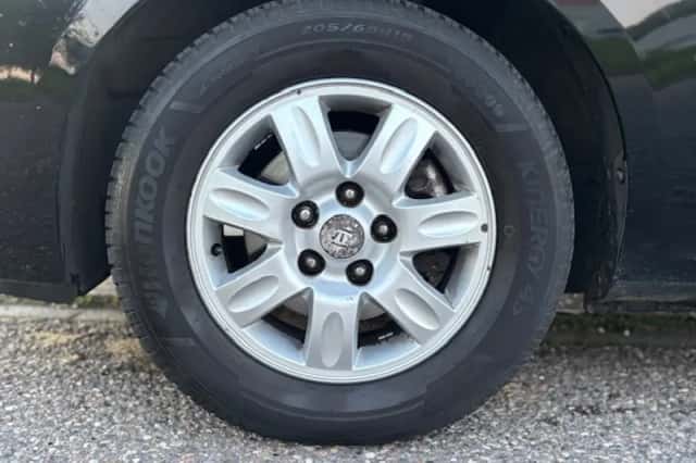 Kia Carens (2010) thumbnail 5