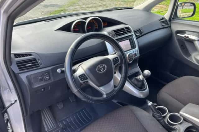 Toyota Verso (2011) thumbnail 3