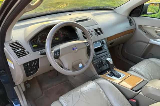 Volvo XC90 (2003) thumbnail 3