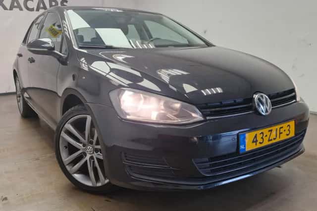 Volkswagen Golf (2012) thumbnail 3