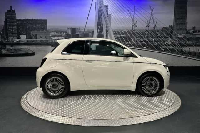 Fiat 500 (2023) thumbnail 2