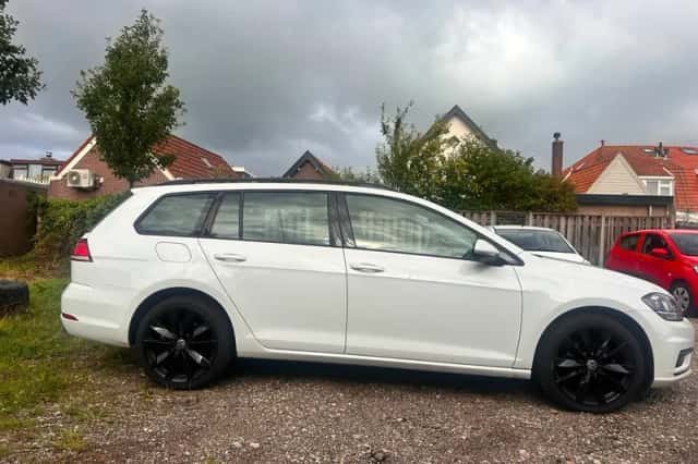 Volkswagen Golf (2018) thumbnail 4