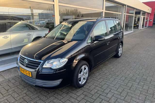 Volkswagen Touran (2010) thumbnail 1