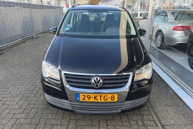 Volkswagen Touran (2010) thumbnail 2