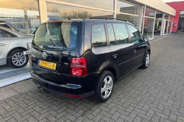 Volkswagen Touran (2010) thumbnail 4