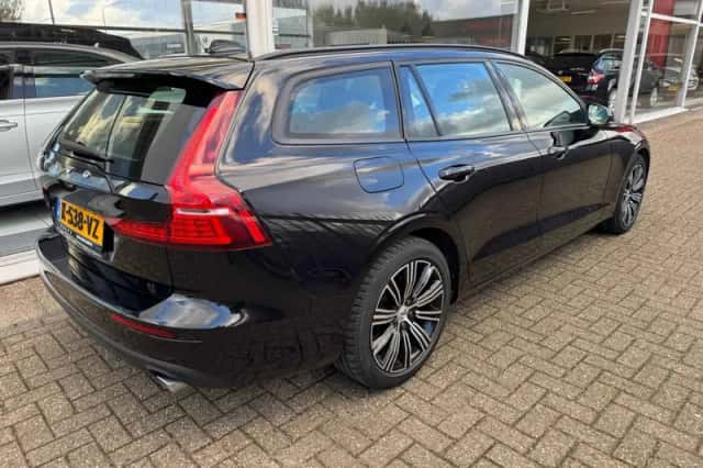 Volvo V60 (2021) thumbnail 4