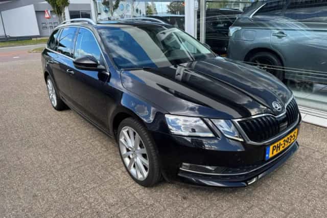Škoda Octavia (2017) thumbnail 3