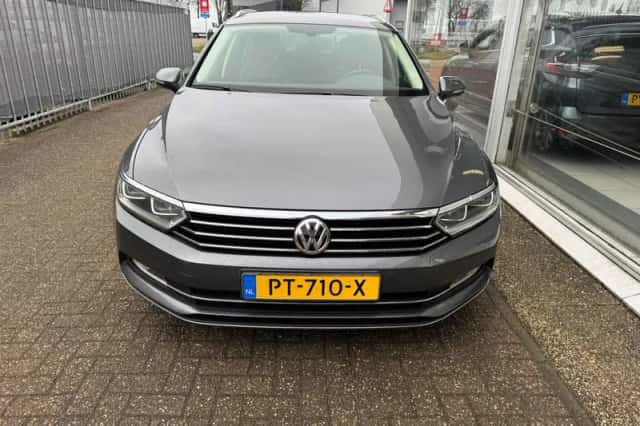 Volkswagen Passat (2017) thumbnail 2
