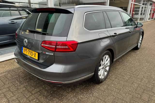 Volkswagen Passat (2017) thumbnail 5