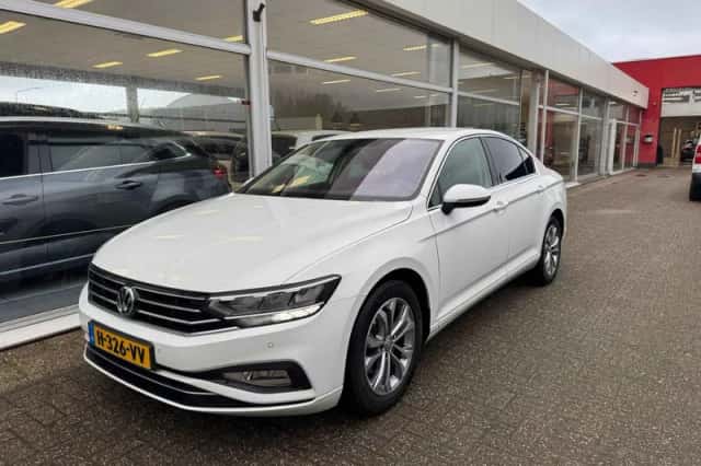 Volkswagen Passat (2020) thumbnail 1