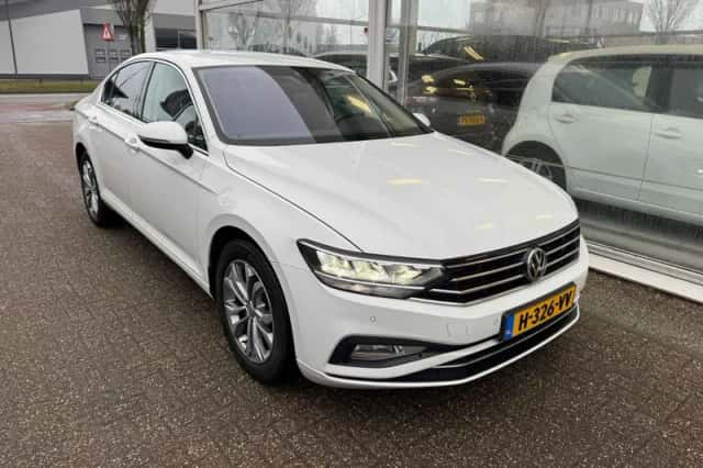 Volkswagen Passat (2020) thumbnail 3