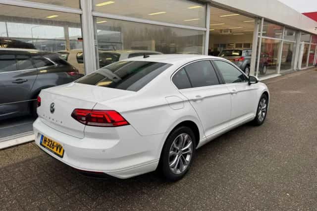 Volkswagen Passat (2020) thumbnail 5