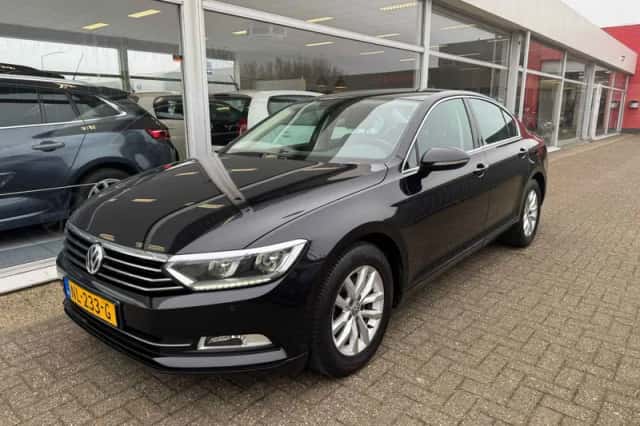 Volkswagen Passat (2017) thumbnail 1