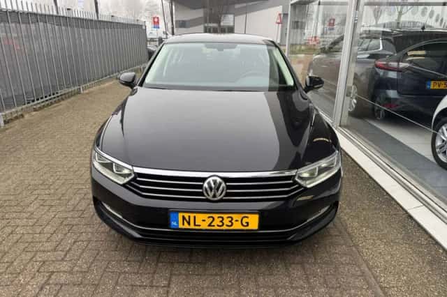 Volkswagen Passat (2017) thumbnail 2