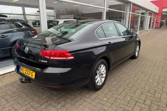 Volkswagen Passat (2017) thumbnail 4
