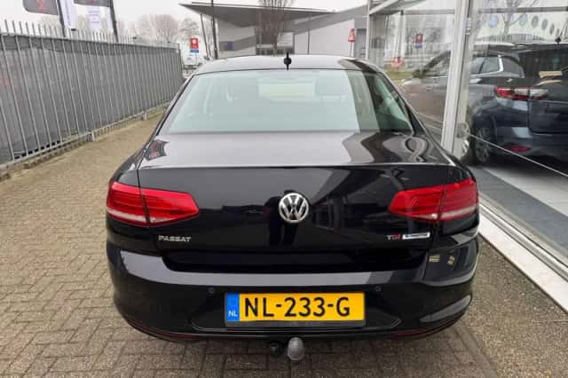 Volkswagen Passat (2017) thumbnail 5