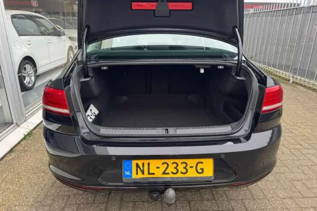 Volkswagen Passat (2017) thumbnail 6