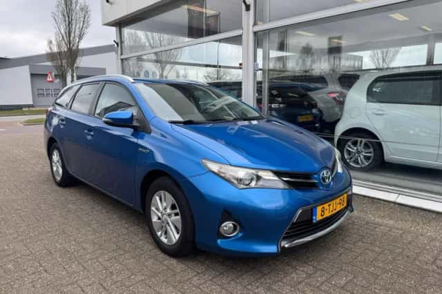 Toyota Auris (2014) thumbnail 3