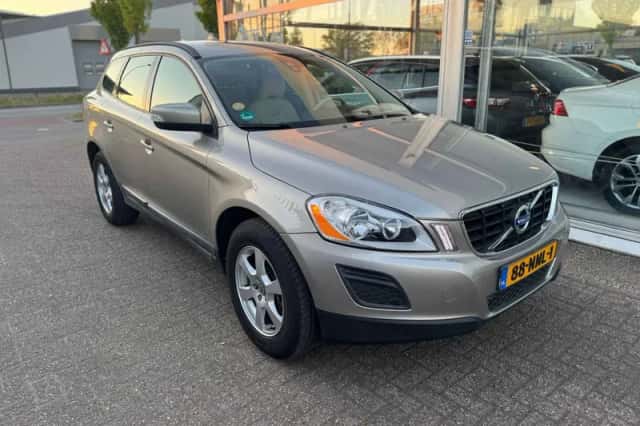 Volvo XC60 (2010) thumbnail 3