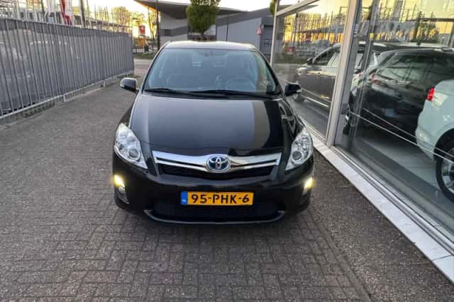 Toyota Auris (2011) thumbnail 2