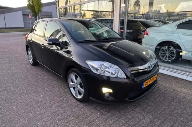 Toyota Auris (2011) thumbnail 3