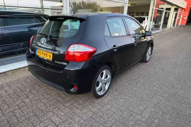 Toyota Auris (2011) thumbnail 4