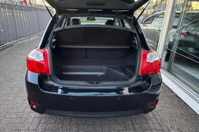 Toyota Auris (2011) thumbnail 6
