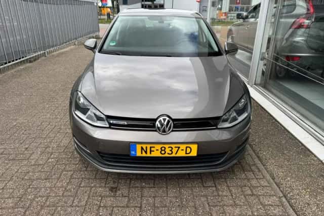 Volkswagen Golf (2017) thumbnail 2