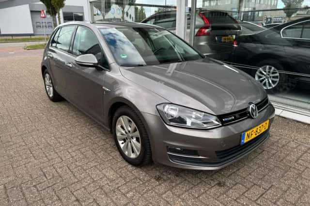 Volkswagen Golf (2017) thumbnail 3
