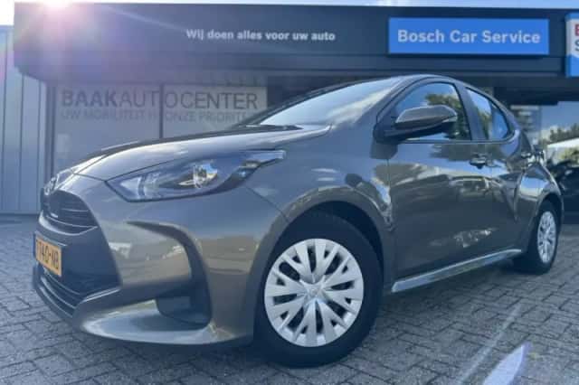 Toyota Yaris (2023) thumbnail 2