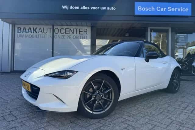 Mazda MX-5 (2017) thumbnail 2
