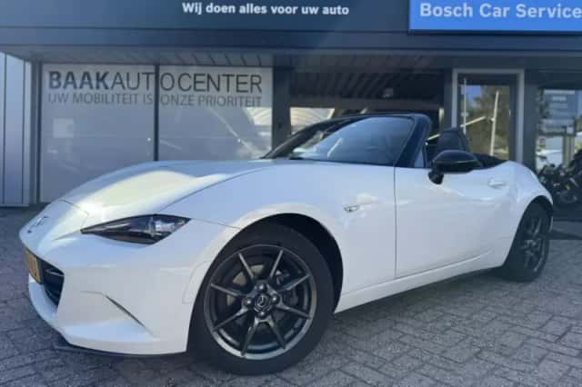 Mazda MX-5 (2017) thumbnail 3