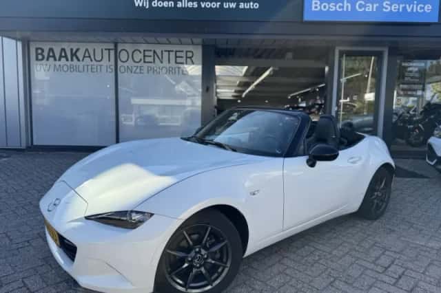 Mazda MX-5 (2017) thumbnail 4