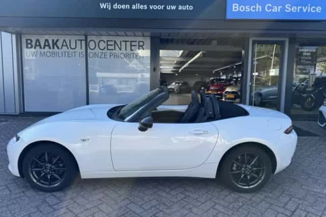 Mazda MX-5 (2017) thumbnail 5