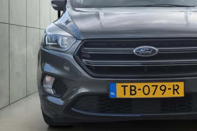 Ford Kuga (2018) thumbnail 4