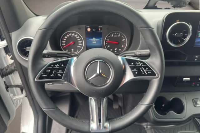 Mercedes-Benz Sprinter (2024) thumbnail 3