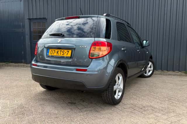 Suzuki SX4 (2010) thumbnail 3