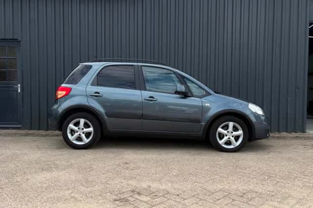 Suzuki SX4 (2010) thumbnail 4
