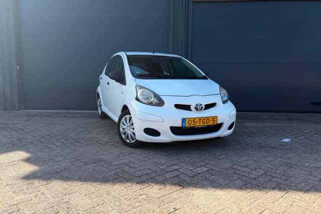 Toyota Aygo (2012) thumbnail 1